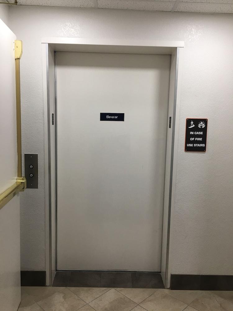 Hotel 6-dixon, Ca